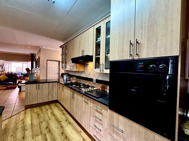 🏡 Stunning Family Home in Prime Aerorand Location - Priced to Sell! - Photo 6