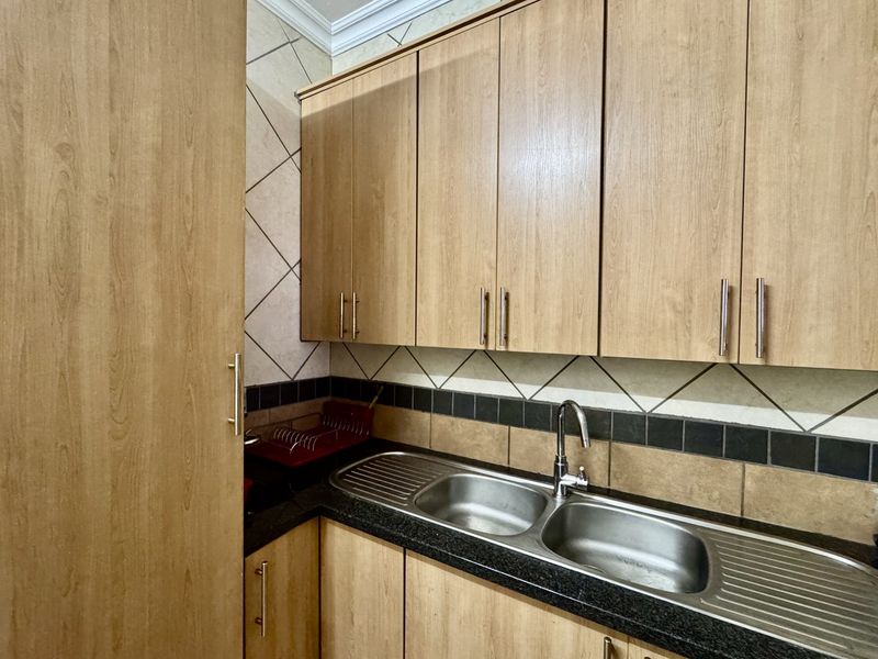 🏡 Stunning Family Home in Prime Aerorand Location - Priced to Sell! - Photo 8