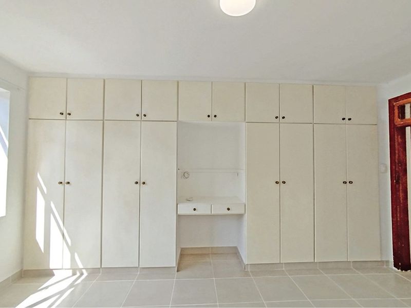 Spacious central Apartment with level access from your Garage! - Photo 6