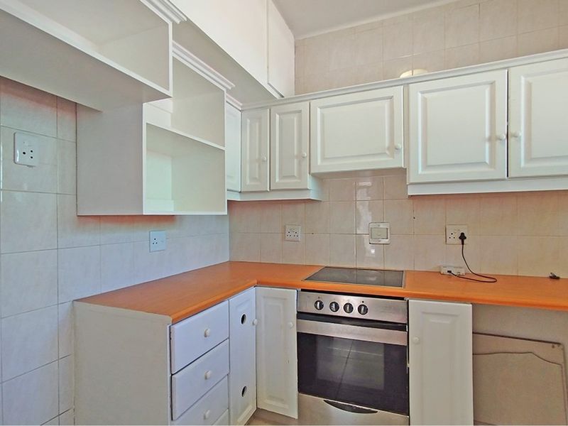 Spacious central Apartment with level access from your Garage! - Photo 4