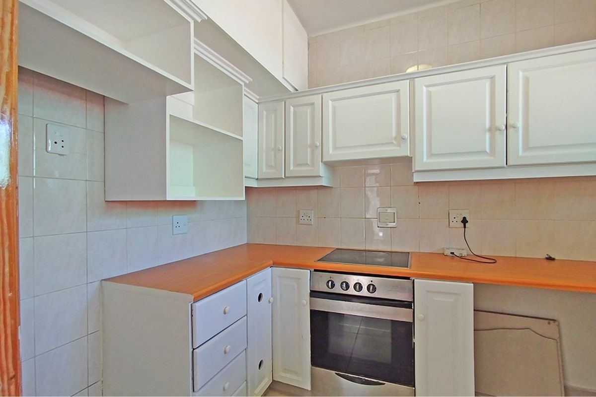 Spacious central Apartment with level access from your Garage! - Photo 4