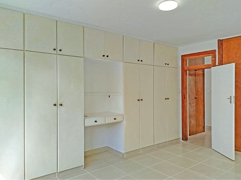 Spacious central Apartment with level access from your Garage! - Photo 5