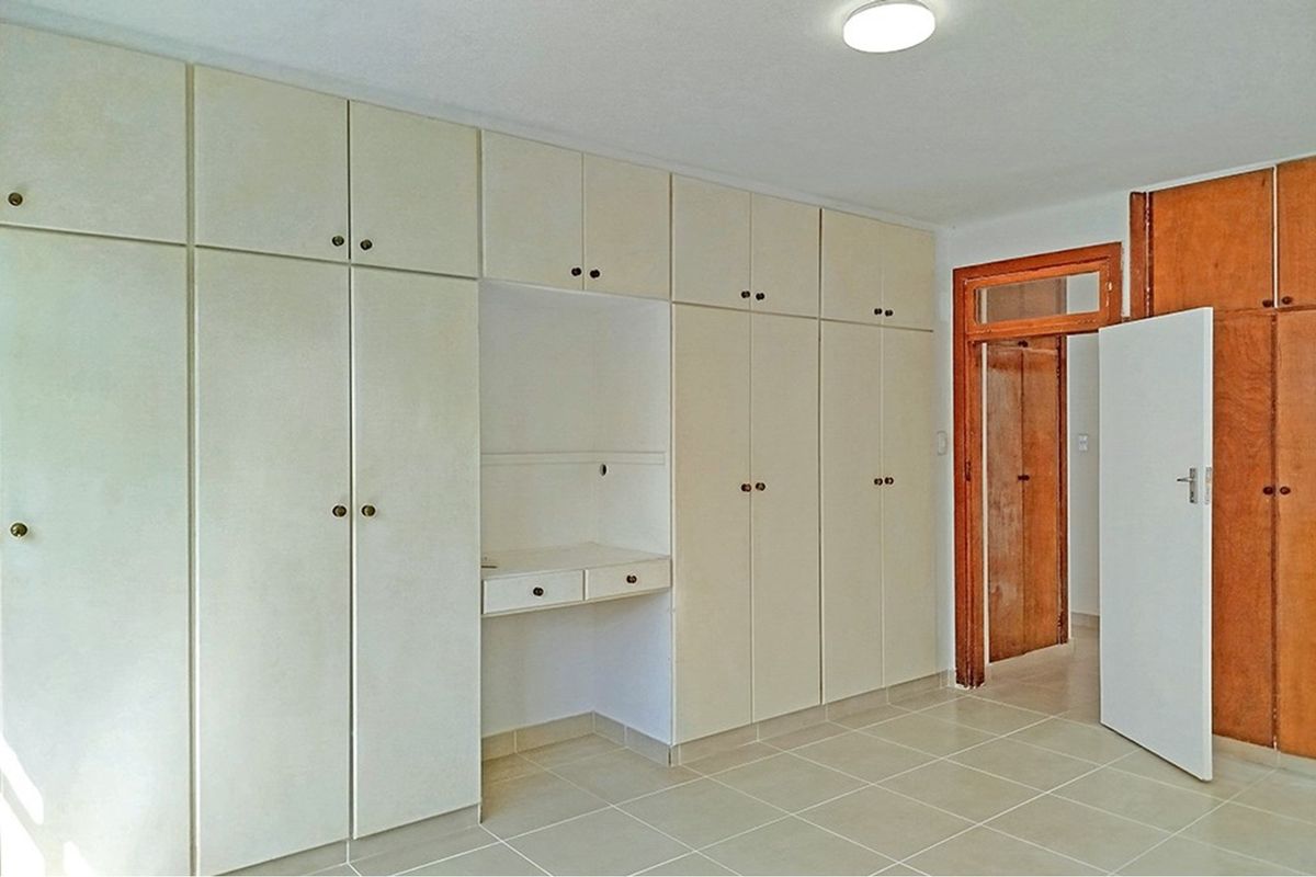 Spacious central Apartment with level access from your Garage! - Photo 5