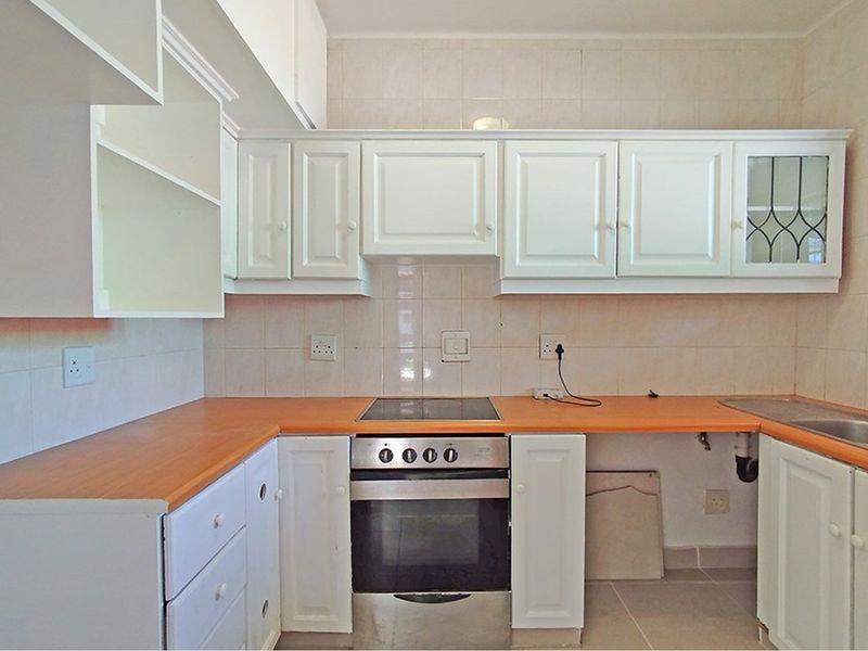 Spacious central Apartment with level access from your Garage! - Photo 3