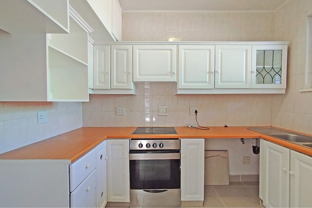 Spacious central Apartment with level access from your Garage! - Photo 3