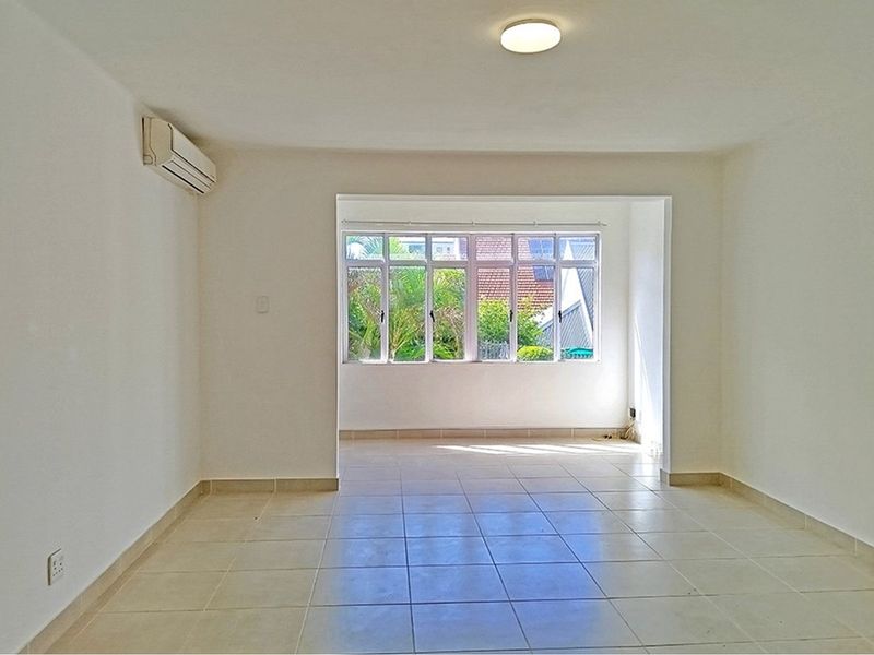 Spacious central Apartment with level access from your Garage! - Photo 2