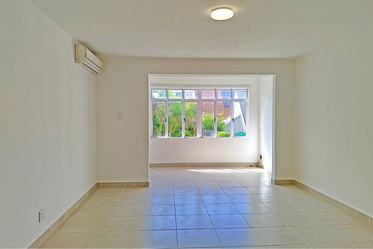 Spacious central Apartment with level access from your Garage! - Photo 2