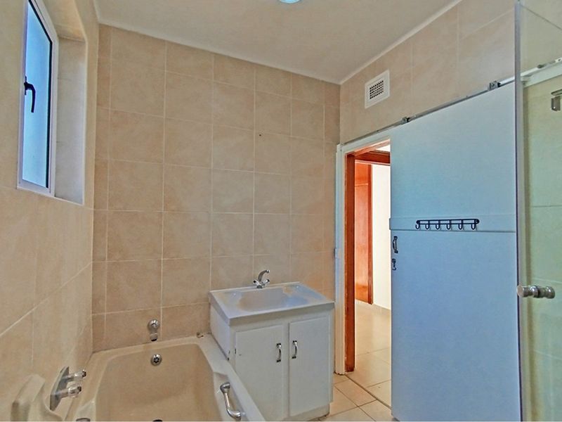 Spacious central Apartment with level access from your Garage! - Photo 8