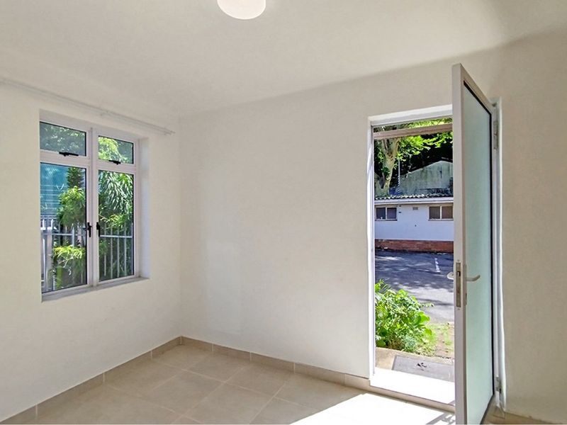 Spacious central Apartment with level access from your Garage! - Photo 9