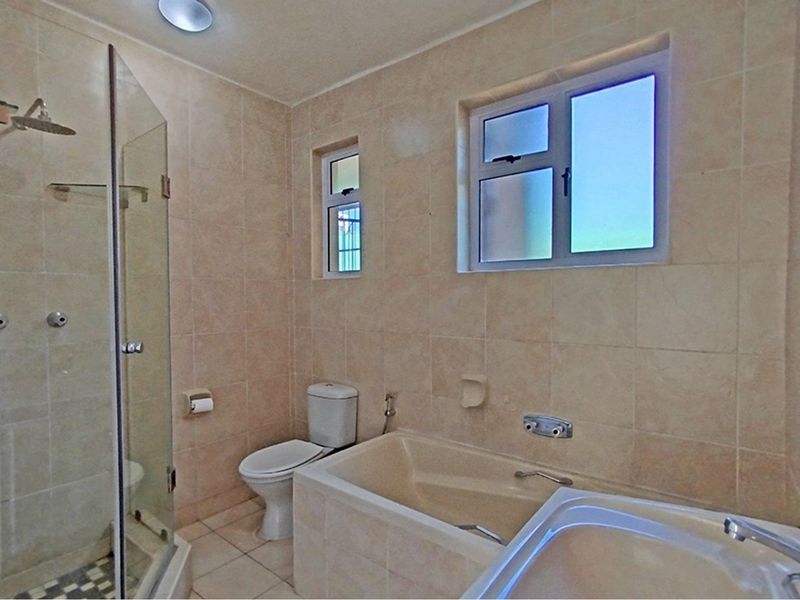 Spacious central Apartment with level access from your Garage! - Photo 7