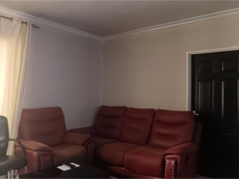 "Stylish 2-Bed Apartment in Jabulani for Sale" - Photo 4
