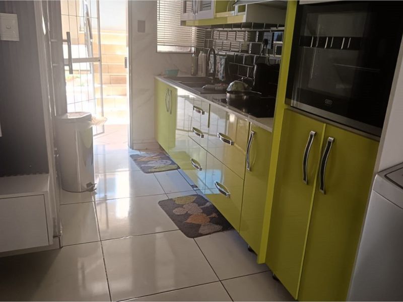 "Stylish 2-Bed Apartment in Jabulani for Sale" - Photo 6