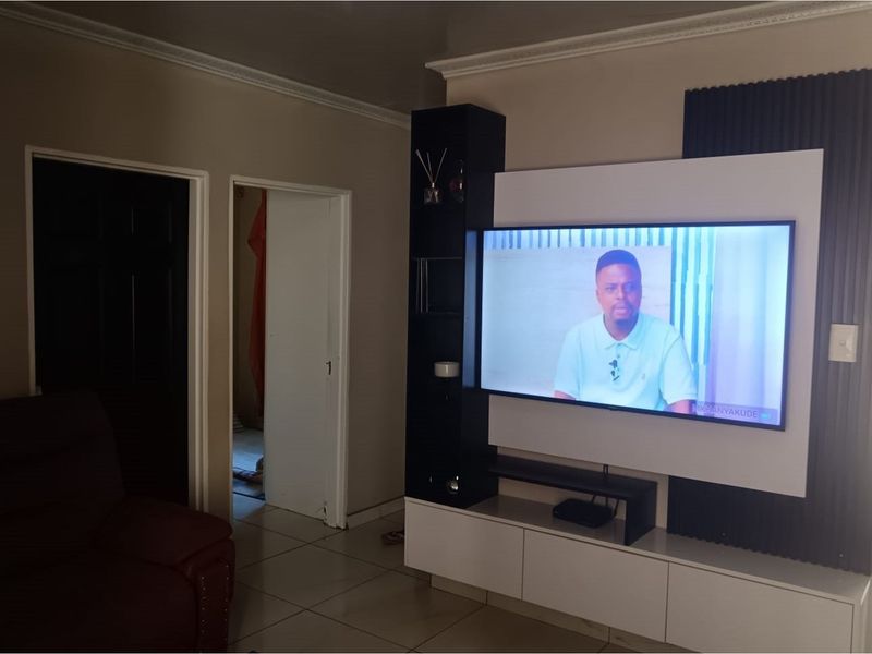 "Stylish 2-Bed Apartment in Jabulani for Sale" - Photo 10