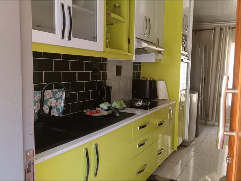 "Stylish 2-Bed Apartment in Jabulani for Sale" - Photo 2