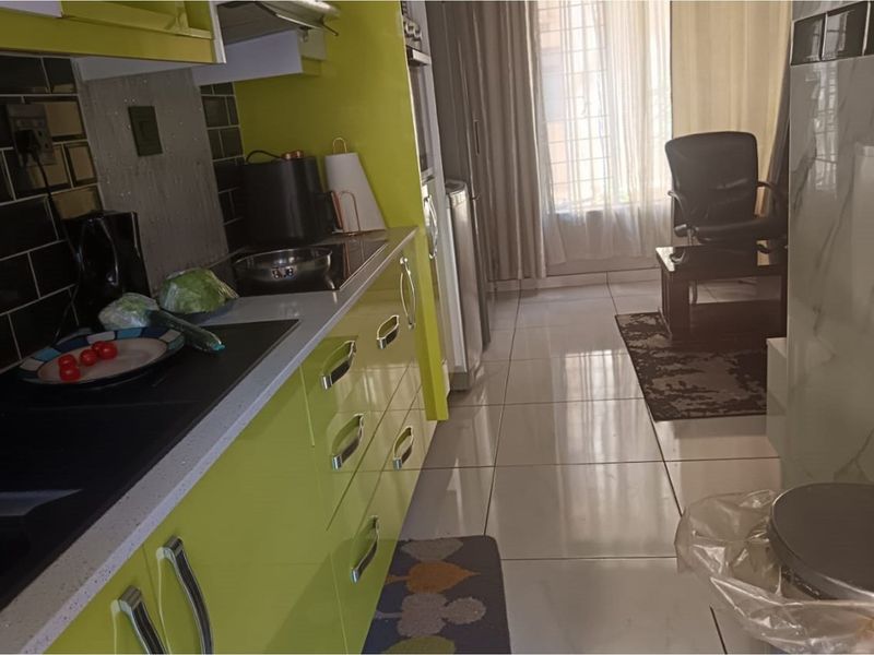 "Stylish 2-Bed Apartment in Jabulani for Sale" - Photo 5