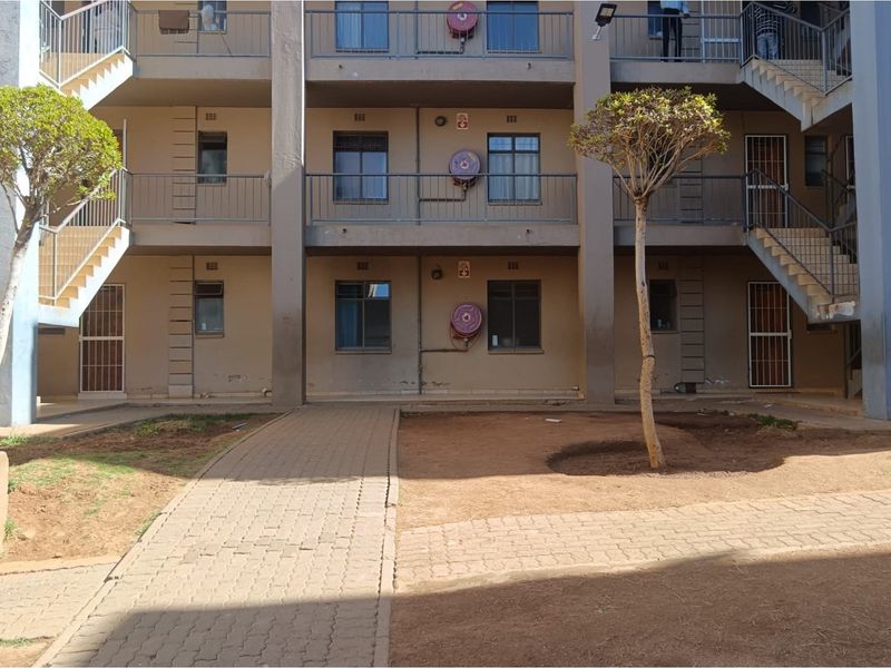 "Stylish 2-Bed Apartment in Jabulani for Sale" - Photo 1