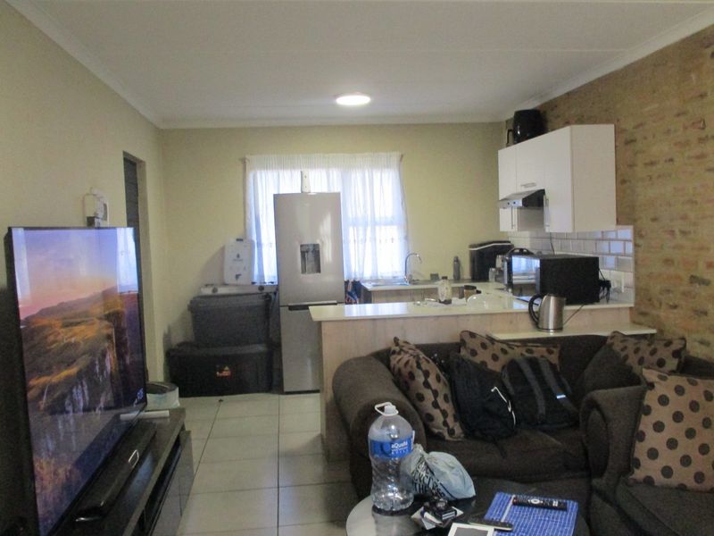 Modern 2-Bedroom Apartment in Secure Complex - Noah’s Village, Kempton Park - Photo 4