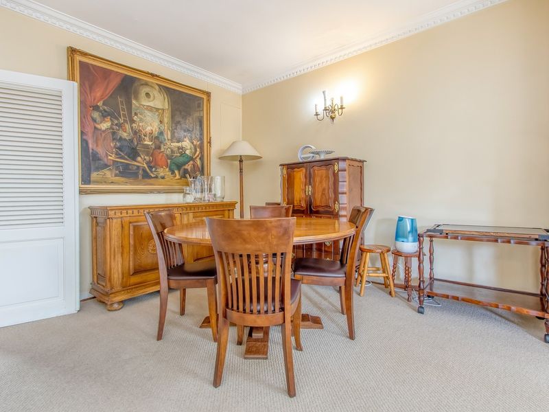 Light filled, spacious ground floor apartment with three underground bays and patio - Photo 10