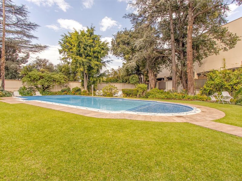 Light filled, spacious ground floor apartment with three underground bays and patio - Photo 2