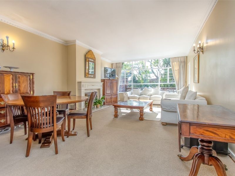 Light filled, spacious ground floor apartment with three underground bays and patio - Photo 9