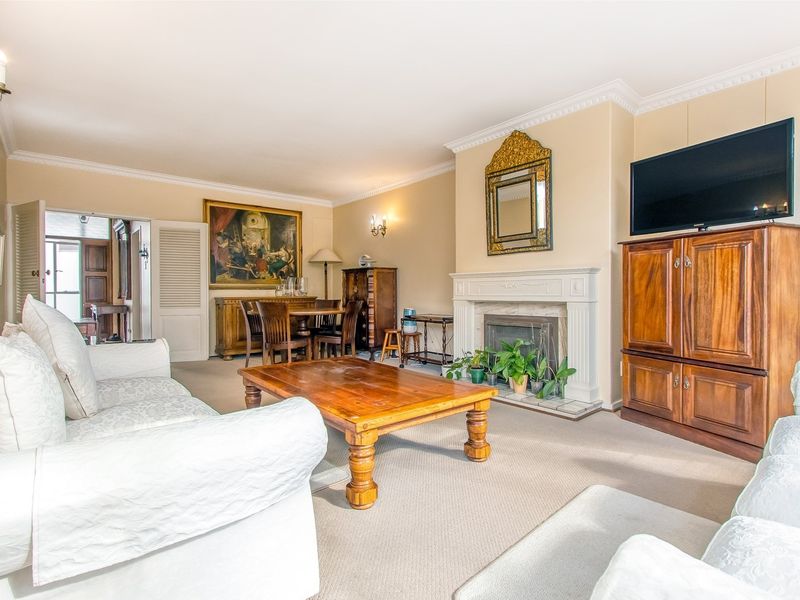 Light filled, spacious ground floor apartment with three underground bays and patio - Photo 8