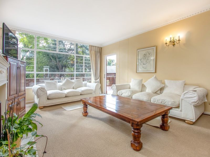 Light filled, spacious ground floor apartment with three underground bays and patio - Photo 7