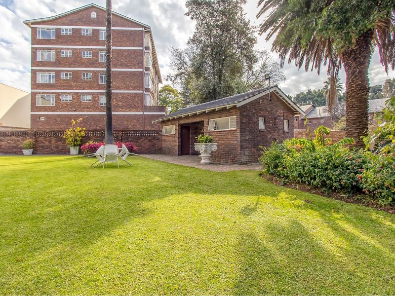 Light filled, spacious ground floor apartment with three underground bays and patio - Photo 6