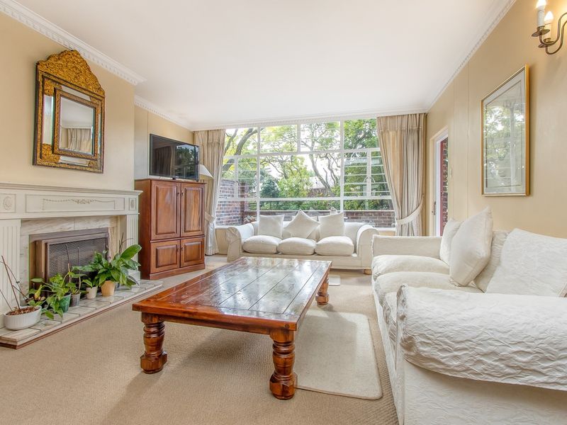 Light filled, spacious ground floor apartment with three underground bays and patio - Photo 3