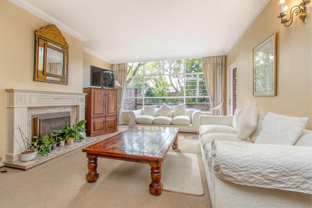 Light filled, spacious ground floor apartment with three underground bays and patio - Photo 3