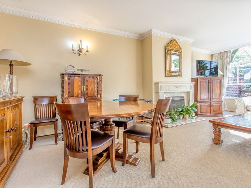 Light filled, spacious ground floor apartment with three underground bays and patio - Photo 4