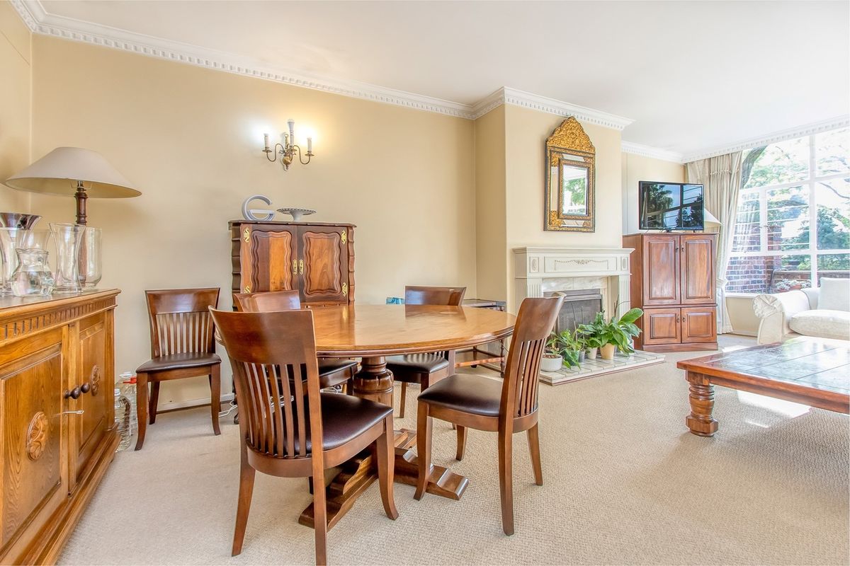 Light filled, spacious ground floor apartment with three underground bays and patio - Photo 4