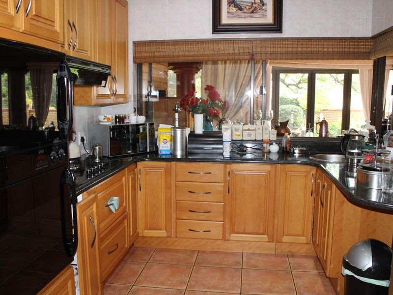 Luxurious Architect Designed Family Home With Fireplace  / This Home As Great Options - Photo 9