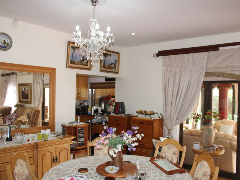 Luxurious Architect Designed Family Home With Fireplace  / This Home As Great Options - Photo 8