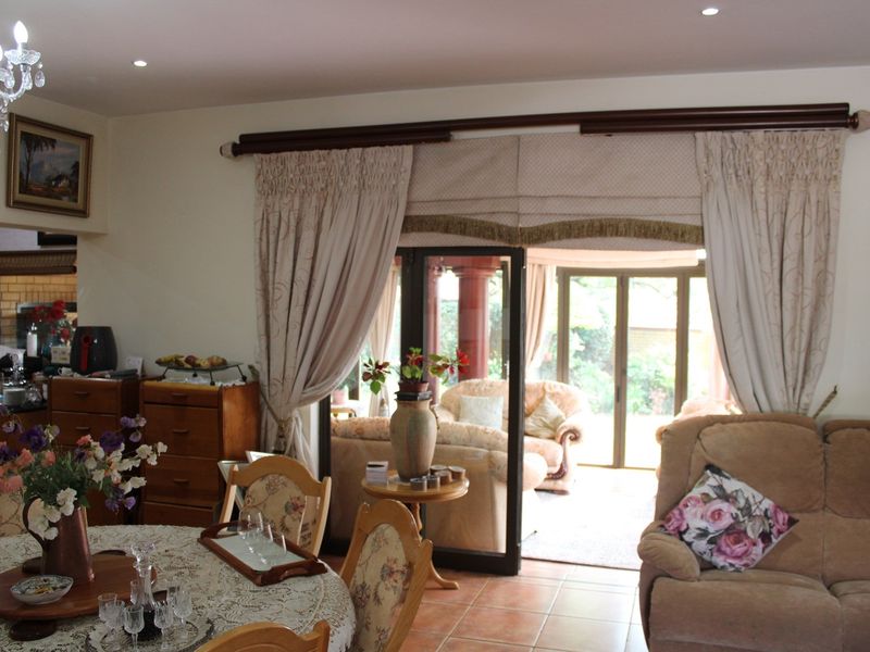 Luxurious Architect Designed Family Home With Fireplace  / This Home As Great Options - Photo 7