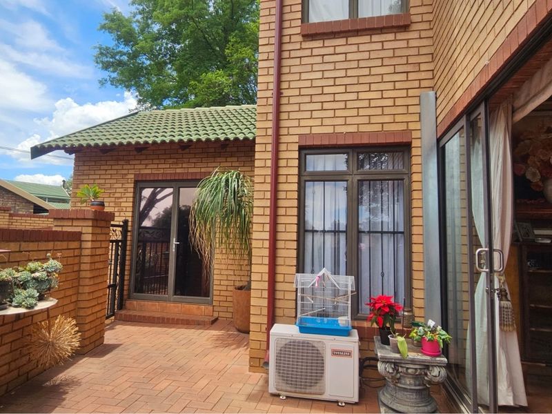 Luxurious Architect Designed Family Home With Fireplace  / This Home As Great Options - Photo 6