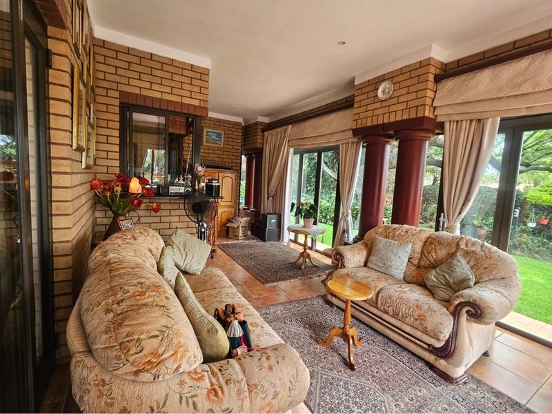 Luxurious Architect Designed Family Home With Fireplace  / This Home As Great Options - Photo 5