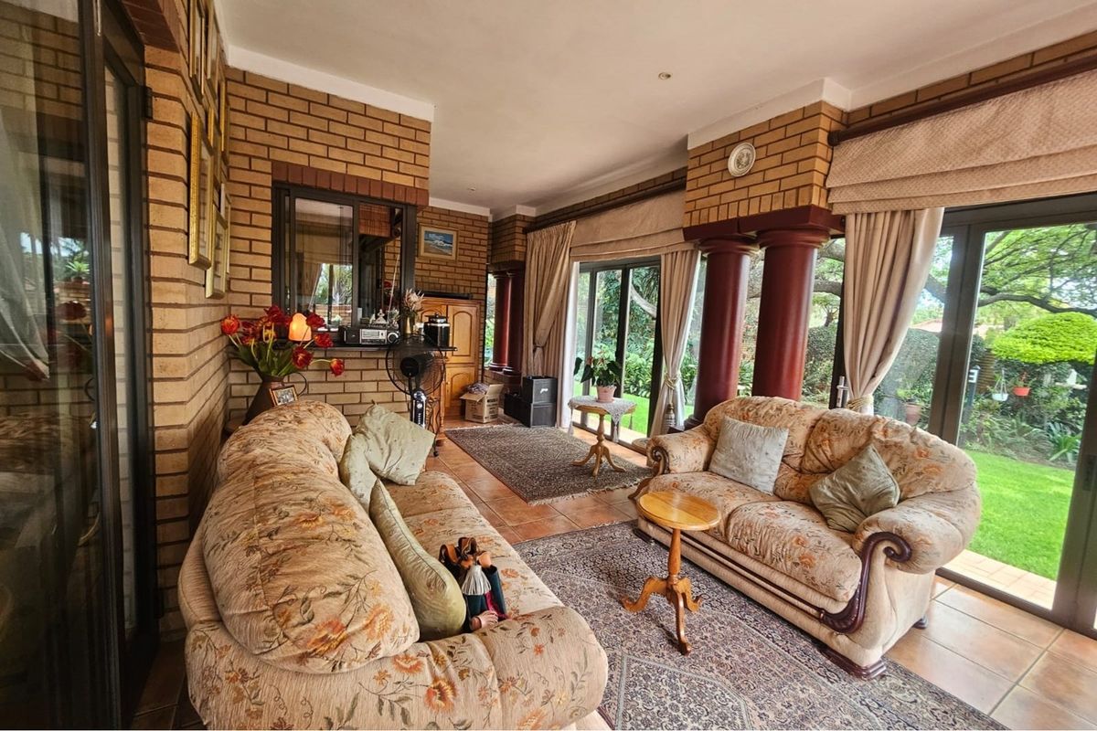 Luxurious Architect Designed Family Home With Fireplace  / This Home As Great Options - Photo 5