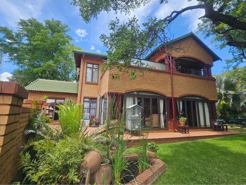 Luxurious Architect Designed Family Home With Fireplace  / This Home As Great Options - Photo 2