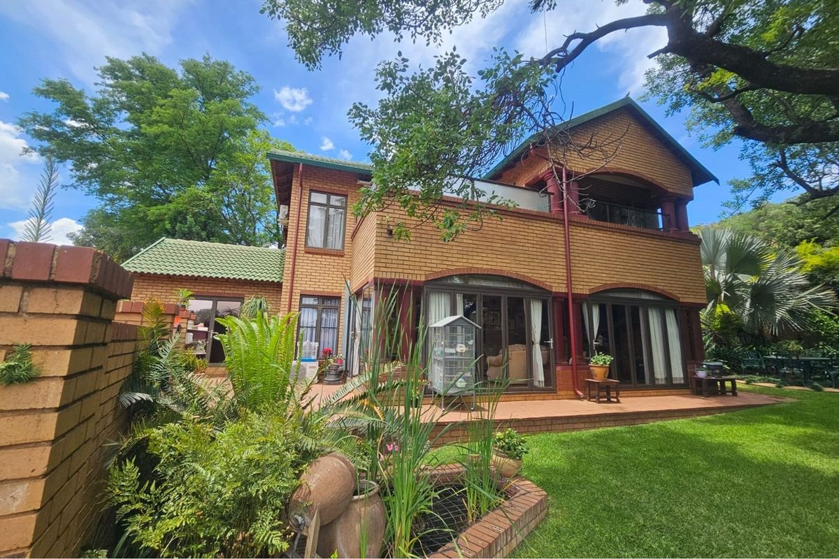 Luxurious Architect Designed Family Home With Fireplace  / This Home As Great Options - Photo 2