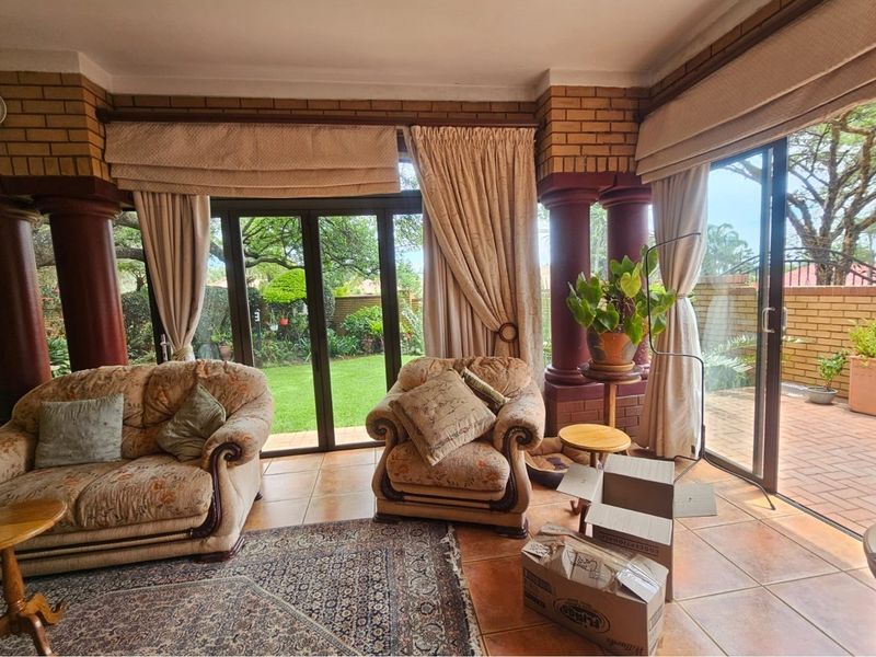 Luxurious Architect Designed Family Home With Fireplace  / This Home As Great Options - Photo 4