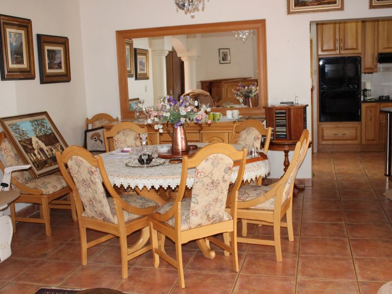 Luxurious Architect Designed Family Home With Fireplace  / This Home As Great Options - Photo 3