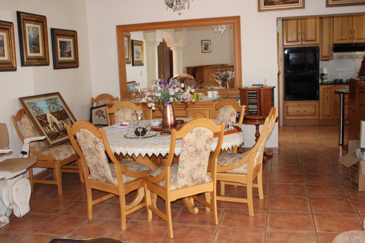 Luxurious Architect Designed Family Home With Fireplace  / This Home As Great Options - Photo 3