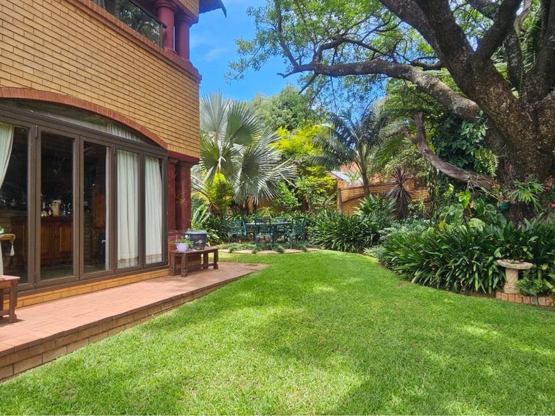 Luxurious Architect Designed Family Home With Fireplace  / This Home As Great Options - Photo 1