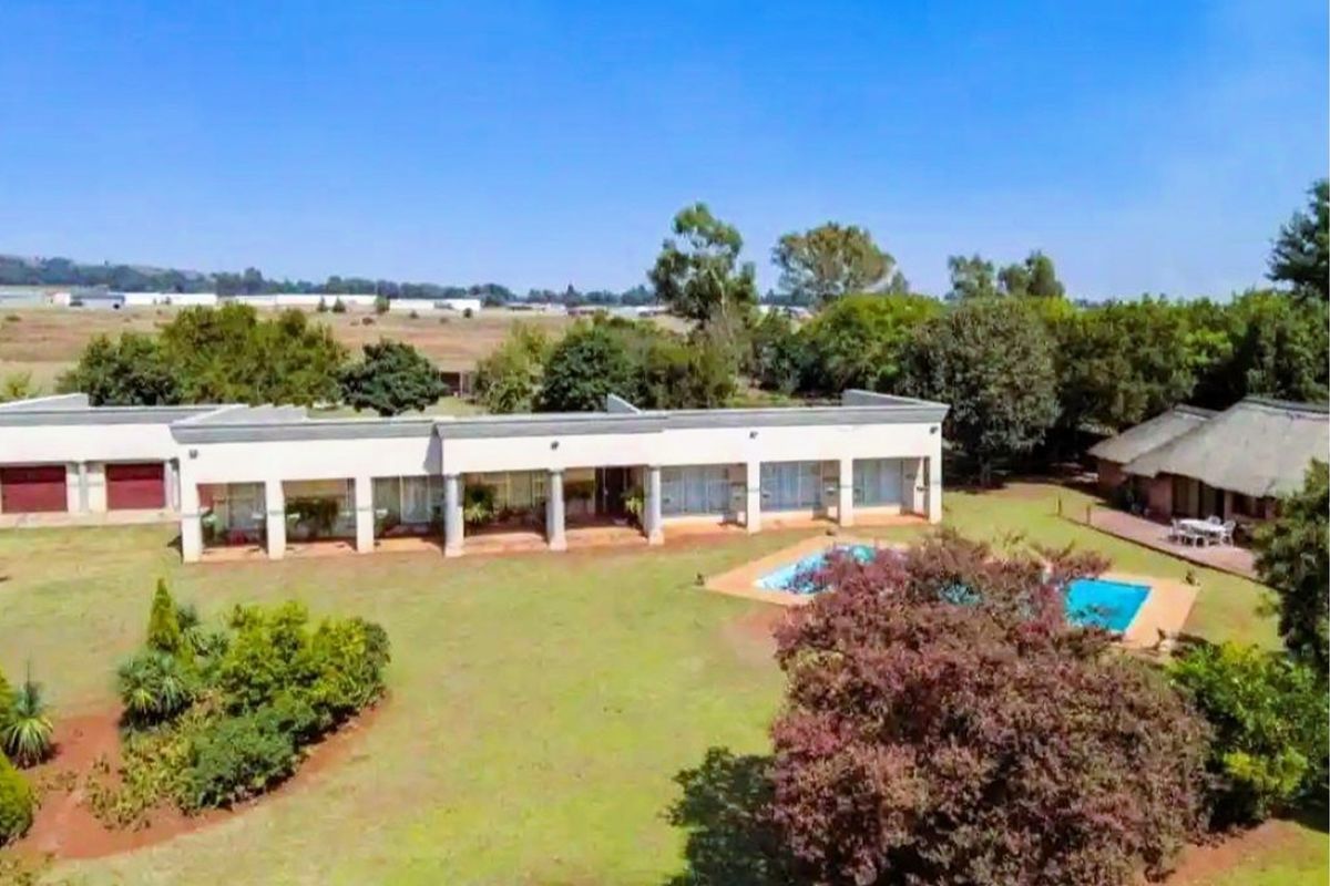 PERFECT HOME blend of family comfort, entertainment, and income-generating potential! - Photo 2