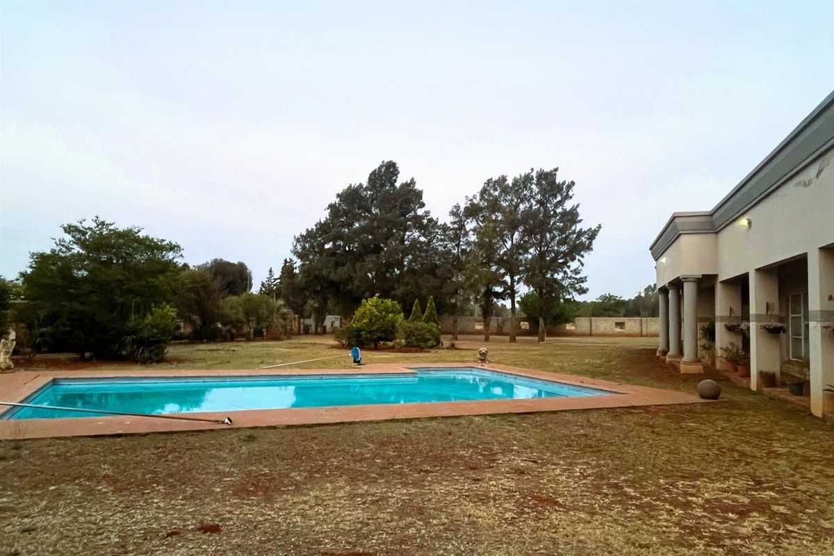 PERFECT HOME blend of family comfort, entertainment, and income-generating potential! - Photo 2