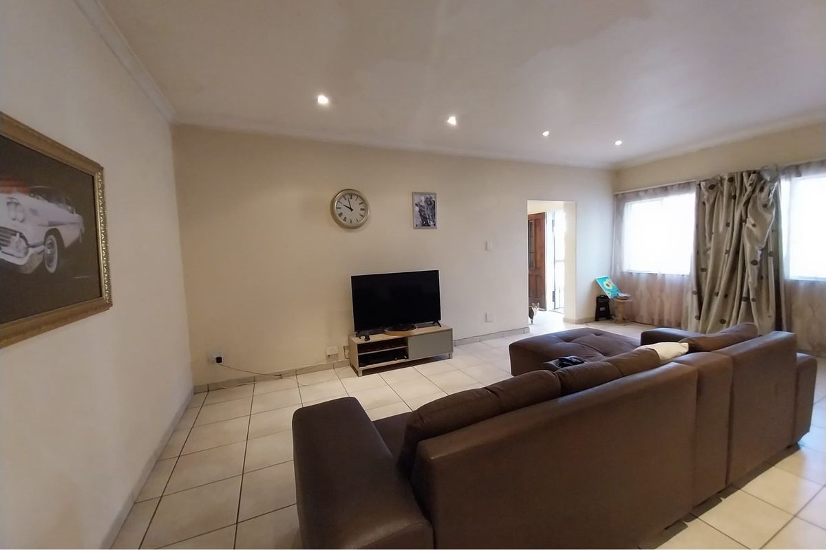 Spacious 2-Bedroom in the Heart of Windermere - Photo 4