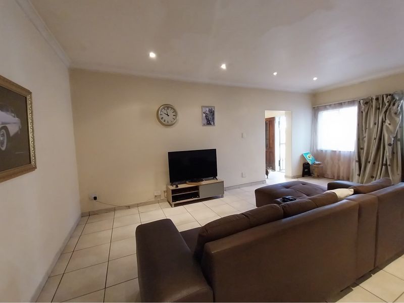 Spacious 2-Bedroom in the Heart of Windermere - Photo 4