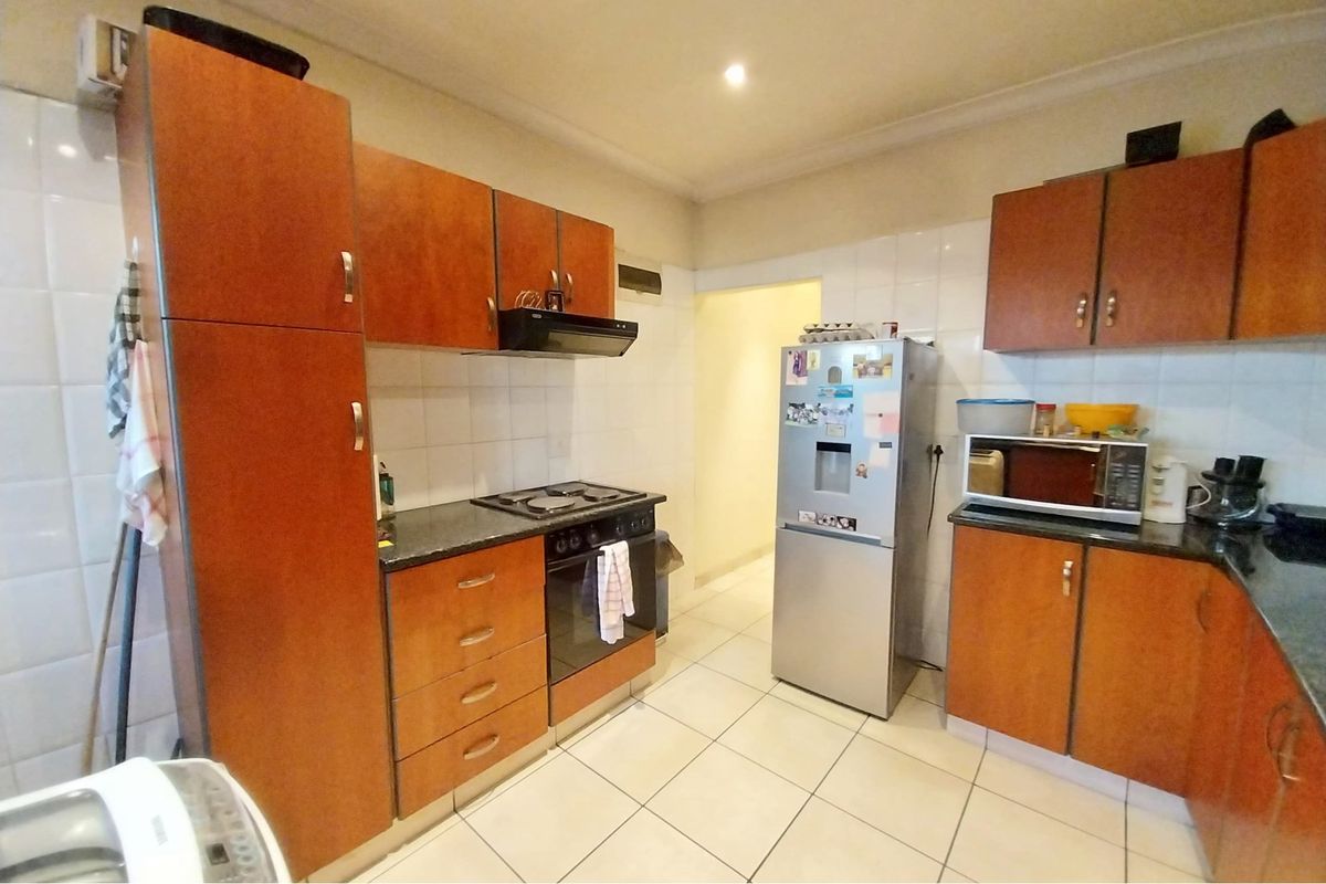 Spacious 2-Bedroom in the Heart of Windermere - Photo 2