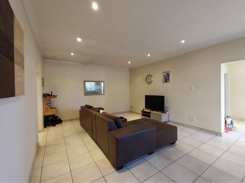 Spacious 2-Bedroom in the Heart of Windermere - Photo 3