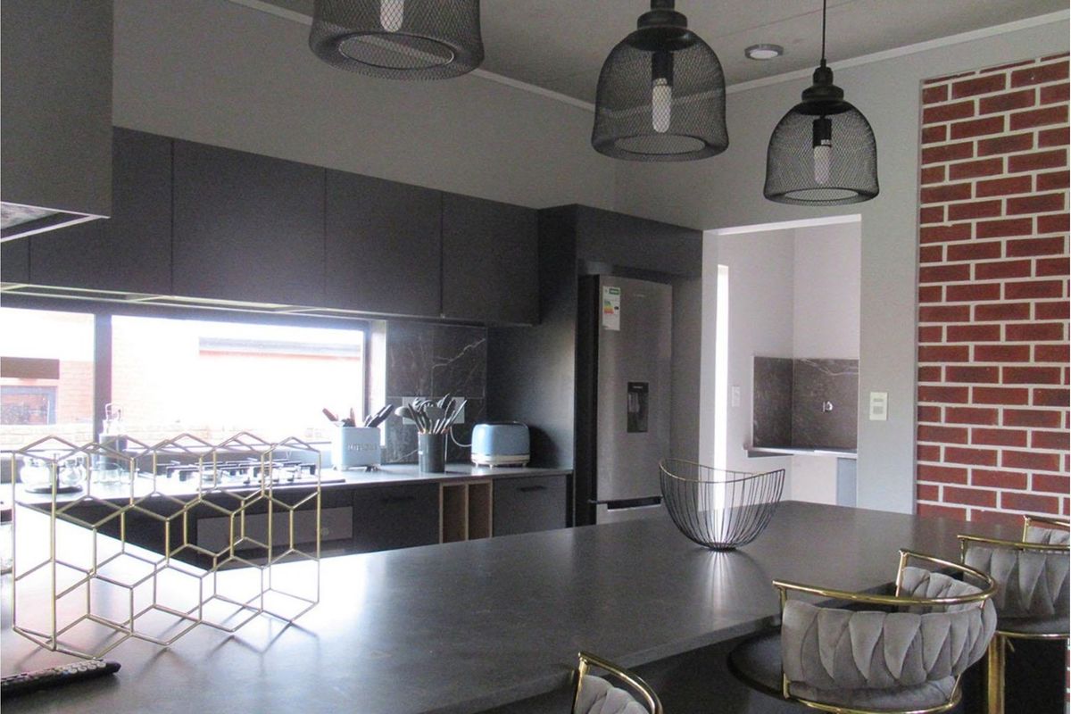 "Dream 4-Bed Home Near Jackals Creek Golf" - Photo 3